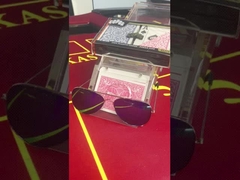 Leichtgewicht dominiert den Pokertisch mit markierten Poker-Karten-Brillen