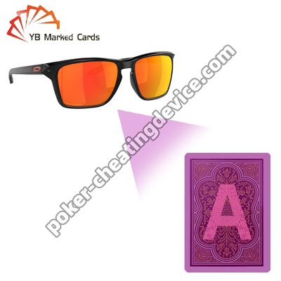 Unsichtbare Tintebrille, um durch Spielkarten zu sehen