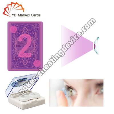 Kontaktlinsen, um durch Pokerkarten zu sehen